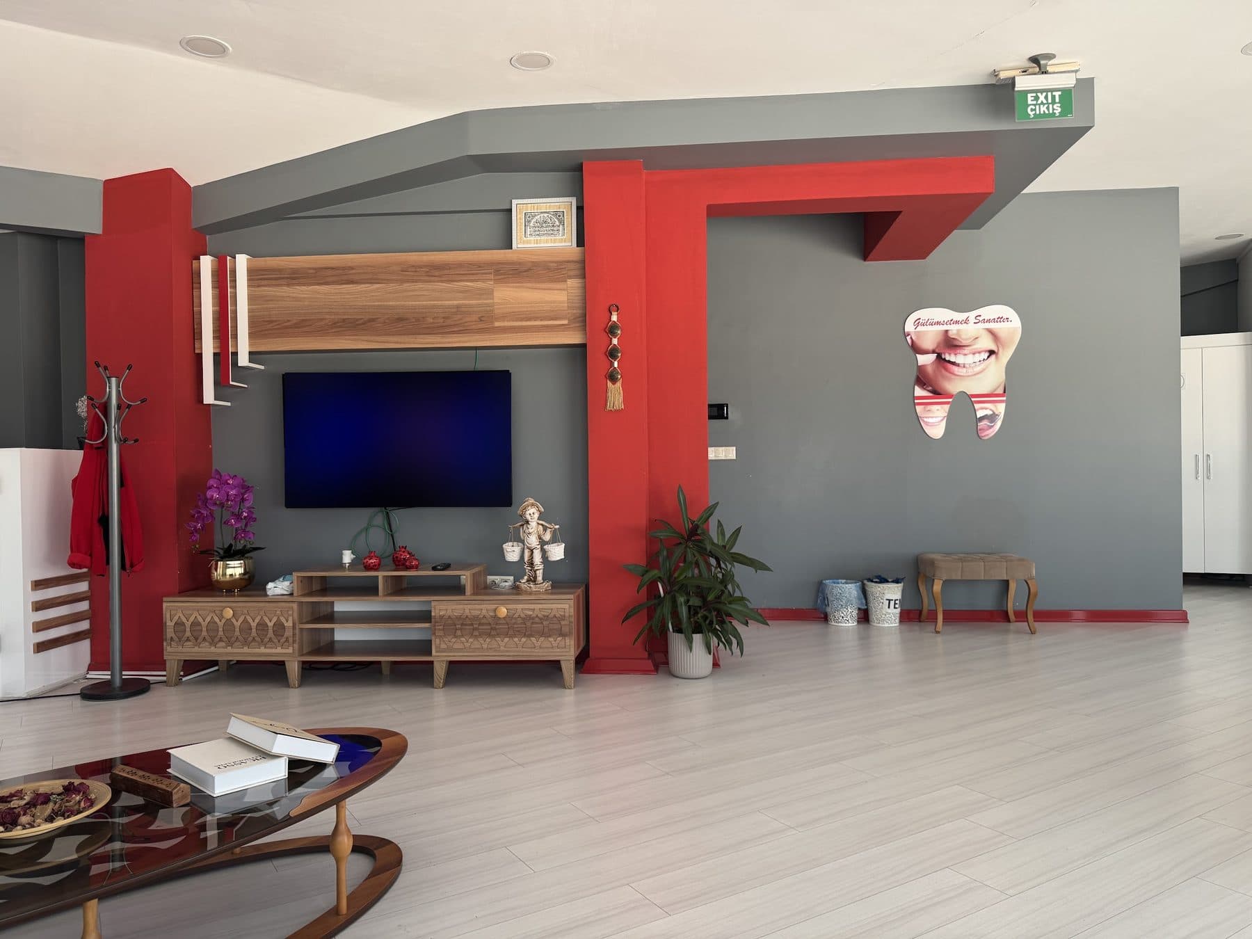 Ovalyum Diş Kliniği bekleme salonu